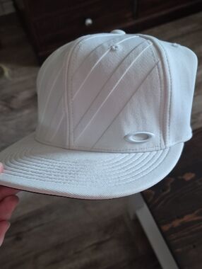 Oakley 110 Flexfit White Snapback hat.